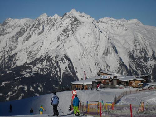 マトライ・イン・オストティロルにあるMatreier Tauernhausの山前のスキー団