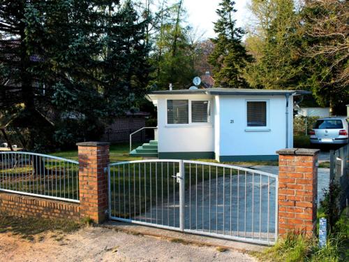 een hek met een hek voor een huis bij Ferienhaus Sonnensteg in Ostseebad Sellin