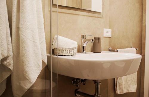 La salle de bains est pourvue d'un lavabo et d'une douche. dans l'établissement Casa del mare, à Capitolo