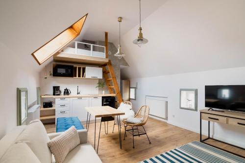 トルンにあるSkyway Apartmentのソファとテーブルと椅子のあるリビングルーム