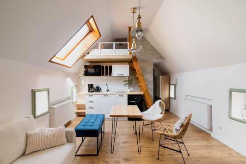 eine Küche und ein Wohnzimmer mit Tisch und Stühlen in der Unterkunft Skyway Apartment in Toruń