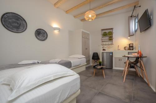 斯希努薩島的住宿－Africanis Suites，一间卧室配有两张床和一张桌子