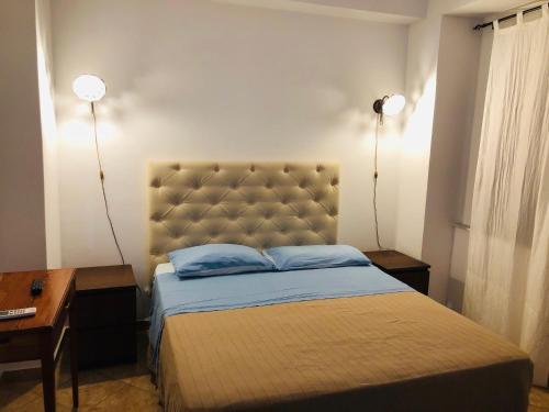 a bedroom with a bed and two lamps and a table at B&B Villa sul Mare in Melito di Porto Salvo