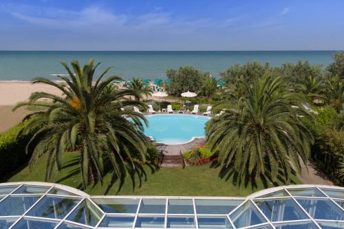 Utsikt över poolen vid Hotel Ambasciatori eller i närheten