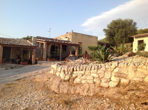 a stone retaining wall in front of a house at Vento Del Sud in Chiaramonte Gulfi