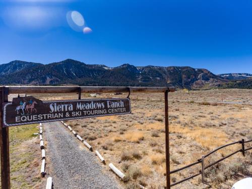 a sign for the santa marta mountain familyologist and ski polling center at Sierra Meadows Ranch in Mammoth Lakes
