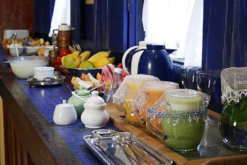 圣安娜-杜斯蒙蒂斯圣玛丽亚农家乐的眼镜上的柜台和其他物品