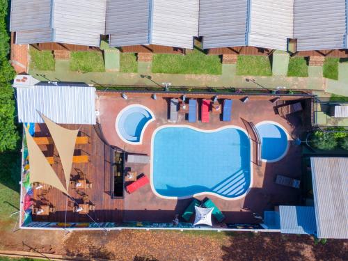 eine Aussicht auf einen Pool mit Graffiti in der Unterkunft Terra Iguazú Cabañas in Puerto Iguazú