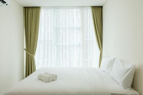 Postel nebo postele na pokoji v ubytování Simply and Relax 1BR at Brooklyn Alam Sutera Apartment By Travelio