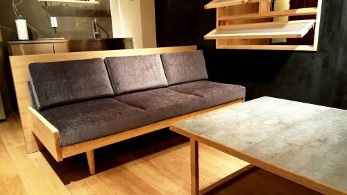 - un canapé et une table dans le salon dans l'établissement WOW-GINZA, à Tokyo