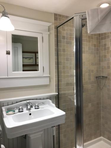 een badkamer met een wastafel en een douche bij Revere Guest House in Provincetown