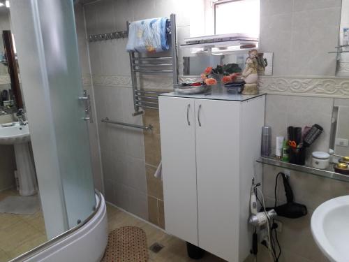 A kitchen or kitchenette at MAIN CITY POST OFFICE Apartment 4 Bedrooms