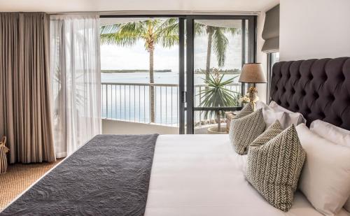 Postel nebo postele na pokoji v ubytování Noosa Pacific Resort