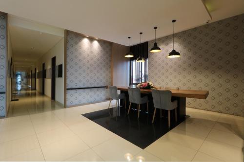 Ruang duduk di Plaza 54 Residence Jakarta