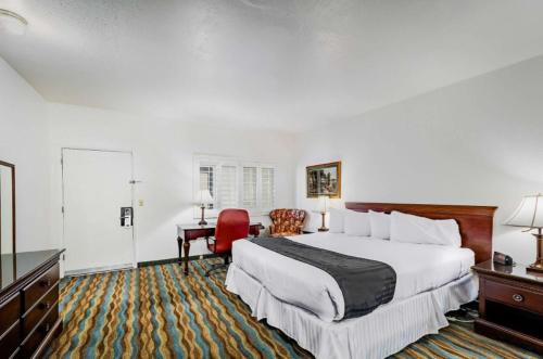 A bed or beds in a room at SureStay Plus Hotel by Best Western Susanville