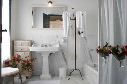 un bagno bianco con lavandino e doccia di Hotel Fazenda Santa Marina a Santana dos Montes