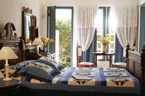 una camera da letto con un letto e una finestra di Hotel Fazenda Santa Marina a Santana dos Montes