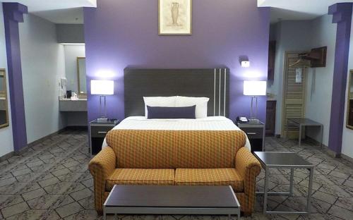 Ένα ή περισσότερα κρεβάτια σε δωμάτιο στο SureStay Plus Hotel by Best Western Warner Robins AFB