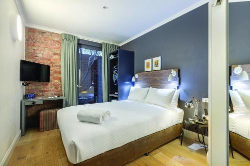 a hotel room with a bed and a television at Best Western Melbourne City in Melbourne