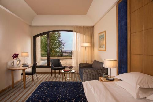 
מיטה או מיטות בחדר ב-מלון דן ירושלים
