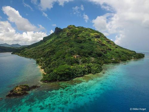 une île au milieu de l'océan dans l'établissement Te Fitii Garden & Beach, à Fare