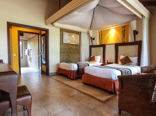 Un pat sau paturi într-o cameră la Ol Tukai Lodge Amboseli