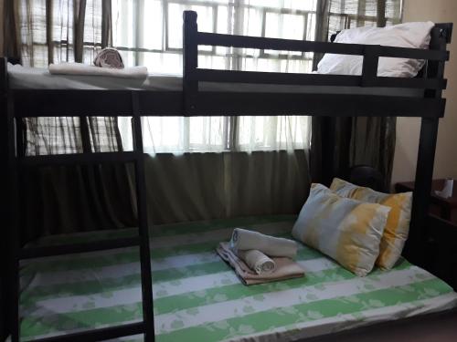CVNB guesthouse في سان خوان: غرفة نوم بسريرين بطابقين مع مخدة