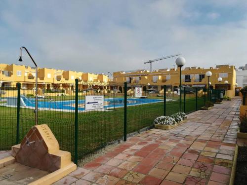 ogrodzenie przed basenem z budynkami w obiekcie LANCES I. Terrace, beach and pool w mieście Tarifa
