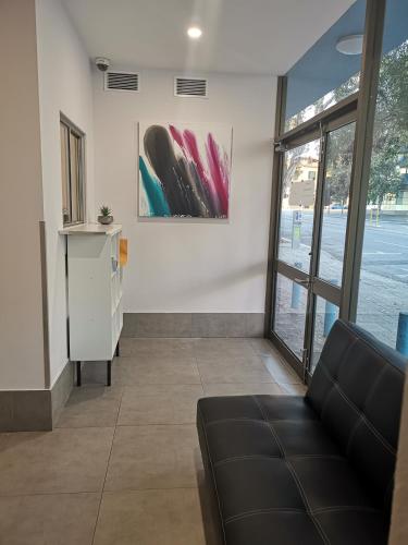 Posezení v ubytování Quokka Backpackers Hostel Perth - note - Valid passport required to check in