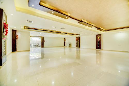 a large empty room with a large white floor at FabHotel Solitaire Inn in Kānpur