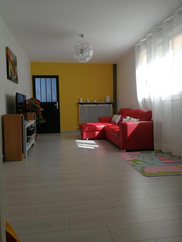 - un salon avec un canapé rouge et des murs jaunes dans l'établissement F3 lumineux confortable, à Sète