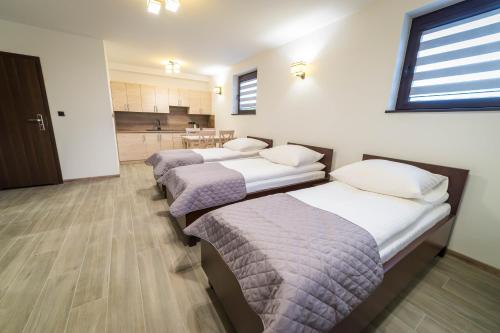 Llit o llits en una habitació de Willa Kormoran - Pokoje i Apartamenty