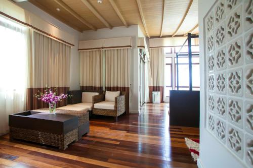 Ruang duduk di Amatapura Beach Villa 6