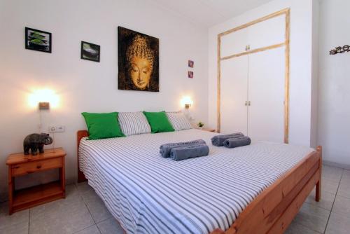 エンプリアブラバにあるLEON INMO Chalet Amira - 10191のベッドルーム1室(大型ベッド1台、枕2つ付)