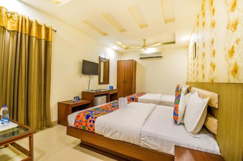 a hotel room with a bed and a tv at Hotel Le Golden in Amritsar