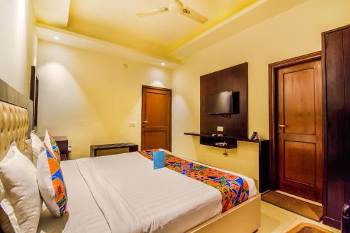 a hotel room with a bed and a tv at Hotel Le Golden in Amritsar
