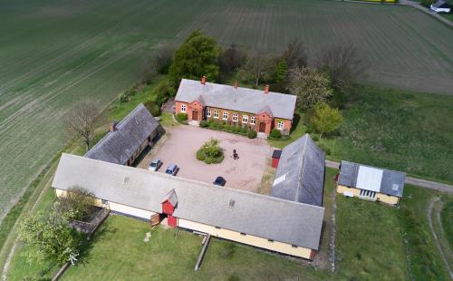 eine Luftansicht eines großen Hauses auf einem Feld in der Unterkunft Liebacksgården in Skegrie