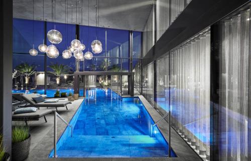 Der Swimmingpool an oder in der Nähe von Quellenhof Luxury Resort Lazise