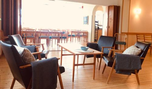 a room with chairs and a table and a table and chairs at EFS Höllviksstrand in Höllviken