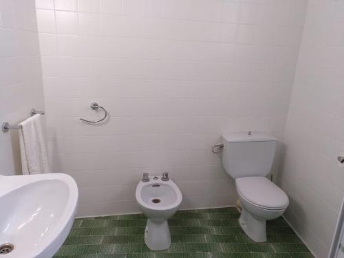 biała łazienka z toaletą i umywalką w obiekcie Casa Vall de Almonacid w mieście Vall de Almonacid