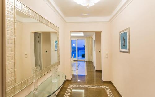 un corridoio con un grande specchio e un pavimento in vetro di Villa Touran a Orasac (Valdinoce)