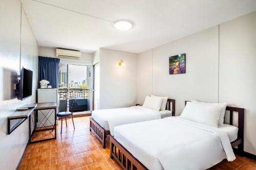Livotel Express Hotel Bang Kruai Nonthaburi tesisinde bir odada yatak veya yataklar