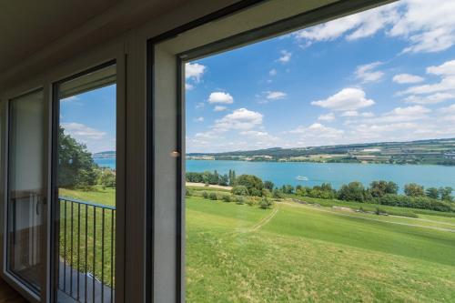 Beinwil的住宿－Lake View Apartments Beinwil am See (30 km to Lucerne)，相簿中的一張相片