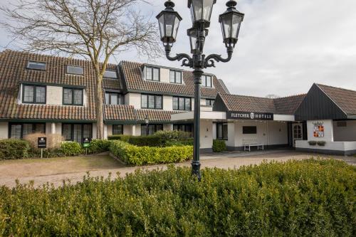 a street light in front of a building at Fletcher Hotel-Restaurant De Klepperman in Hoevelaken