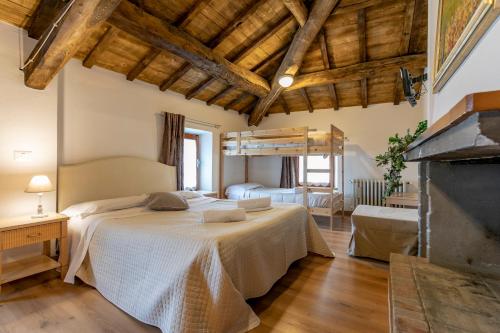 バーニョ・ディ・ロマーニャにあるFattoria Cà Di Gianniの木製の天井の客室で、ベッドルーム1室(大型ベッド1台付)