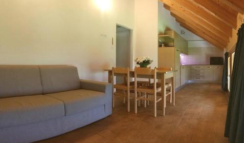 uma sala de estar com um sofá e uma mesa em B&B Tomaselli em Strigno
