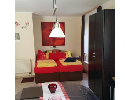 ein Wohnzimmer mit einem Sofa und einem Tisch in der Unterkunft Ferienwohnung Gerlach in Dresden