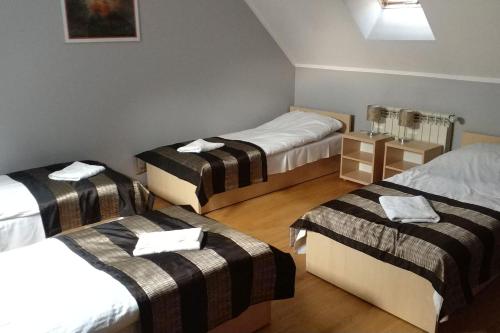 SuchowolaにあるAgroturystyka Sajkiewiczのベッド3台が備わる部屋