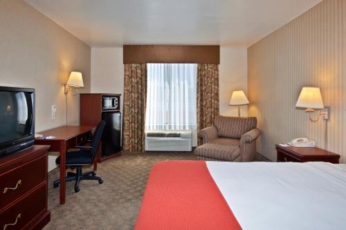 Habitación de hotel con cama, escritorio y TV. en Holiday Inn Express Hotel and Suites - Henderson, an IHG Hotel, en Las Vegas