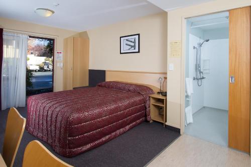 Cama ou camas em um quarto em Alhambra Oaks Motor Lodge